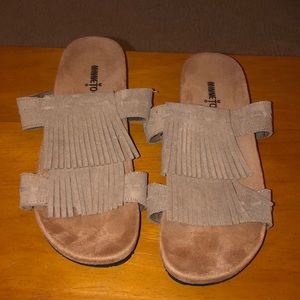 Minnetonka Sandals, excellent condition, size 8